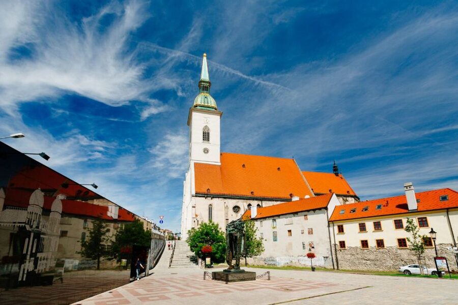 From Vienna: Guided Tour to Bratislava with Speed Boat Ride - Returning to Vienna by Twin City Liner: the Danube view payoff