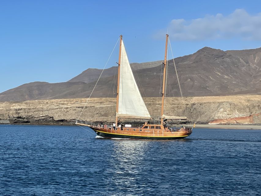 Fuerteventura: Sunset boat trip with DJ, Food & Drinks - Key things you’ll notice on board