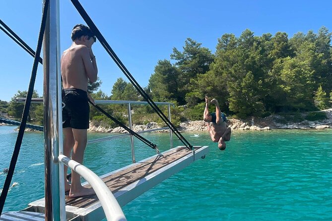 Full Day Boat Tour, Blue Lagoon and Šolta with lunch&drinks - Boat comfort and the crew: practical details that shape your day