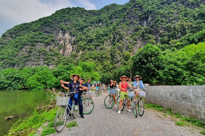 Full-Day Tour Hoa Lu, Tam Coc Boat Trip and Mua Cave - Mua Cave and the 500-Step Climb to Lying Dragon Mountain