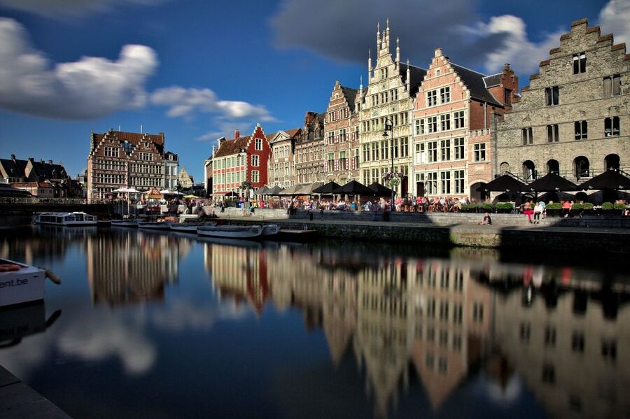 Ghent: 40-Minute Historical Boat Tour of City Center - The guide experience: Dutch, English, French, plus personality