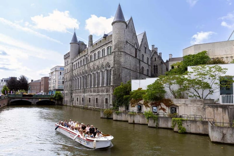 Ghent Completely - 90-minute boat tour (DUTCH ONLY) - Rain strategy: umbrellas on board and a parasol roof for bridges