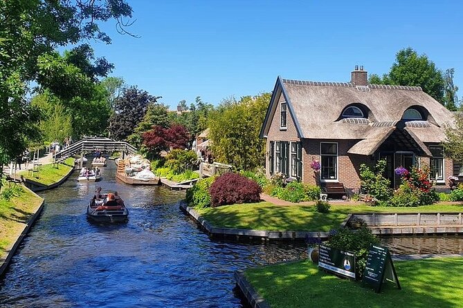 Giethoorn Day Tour from Amsterdam with Small Boat Ride - Why Giethoorn Works So Well As an Amsterdam Day Trip