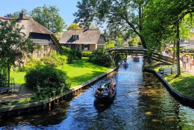 Giethoorn Day Tour from Amsterdam with Small Boat Ride - Getting on the Right Van: Meeting Point and Small-Group Reality