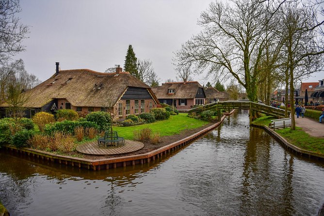 Giethoorn Guided DayTrip from Amsterdam - Leaving Amsterdam for Car-Free Giethoorn