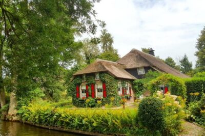 Giethoorn Guided DayTrip from Amsterdam - The Included 1-Hour Canal Cruise Through Giethoorn’s Canals
