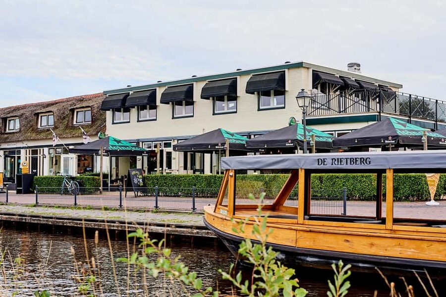 Giethoorn: Sightseeing Boat Tour - Cheese and drinks: easy add-ons right by the dock