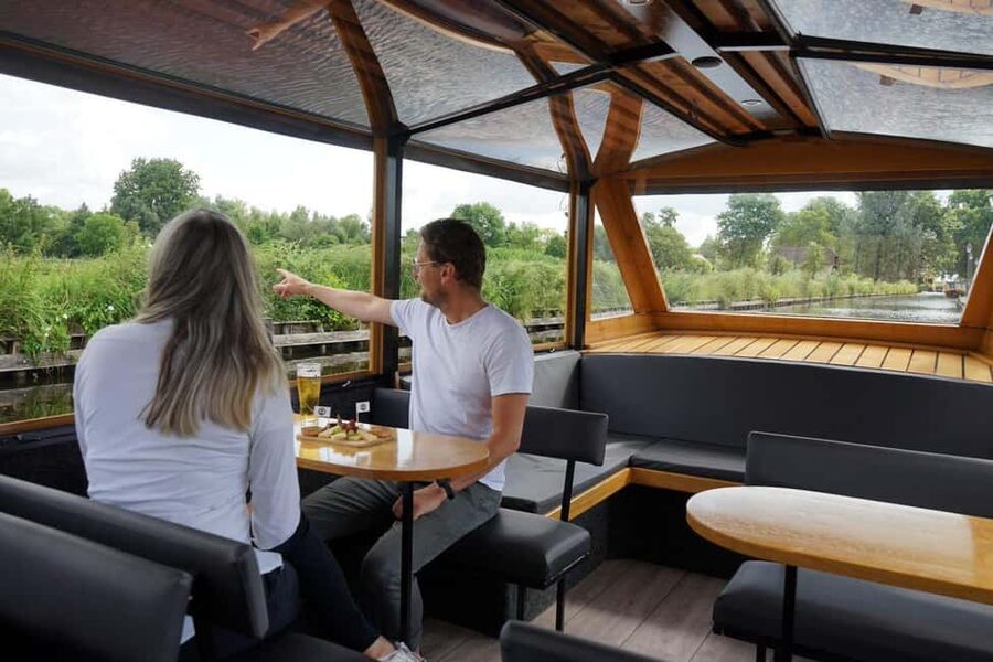 Giethoorn: Sightseeing Boat Tour - The Giethoorn canals: why the views feel different from the ground
