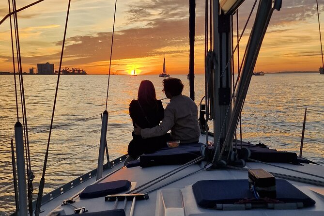 Golden Hour Boat Tour - Sailing by the Monuments with Wine - The small-group setup (14 people max) and why it improves the whole experience