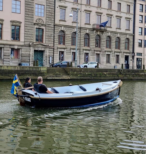 Gothenburg city center: Electric selfdrive boat tour - Comfort and onboard extras: blankets, snacks, and dogs