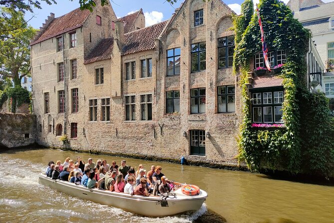 Guided boat trip and walk - Gruuthuse courtyard and the Beguinage: learning medieval Bruges beyond the postcard