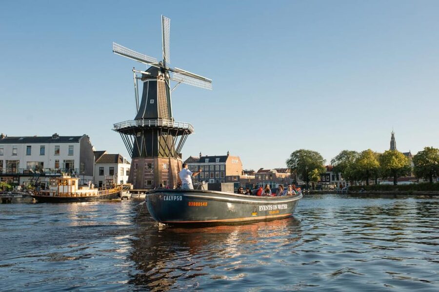 Haarlem: Sightseeing Boat Tour with Snacks and Drinks - Haarlem from the canals: a smart change of pace