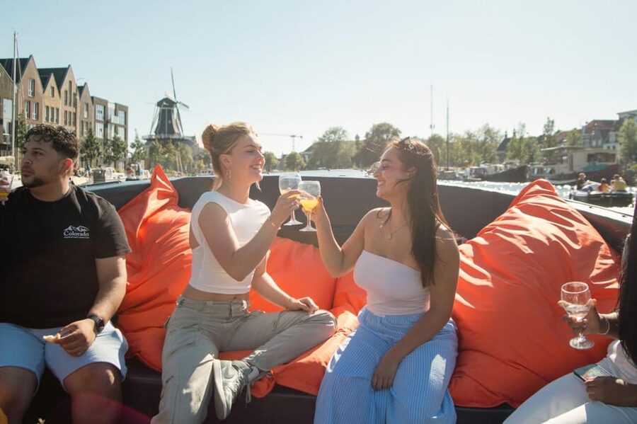 Haarlem: Sightseeing Boat Tour with Snacks and Drinks - Where to meet: Nieuwe Gracht 80 and spotting the right boat