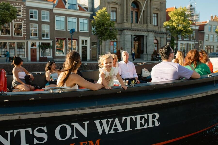 Haarlem: Sightseeing Boat Tour with Snacks and Drinks - The guide: why Mo’s style changes the whole tour