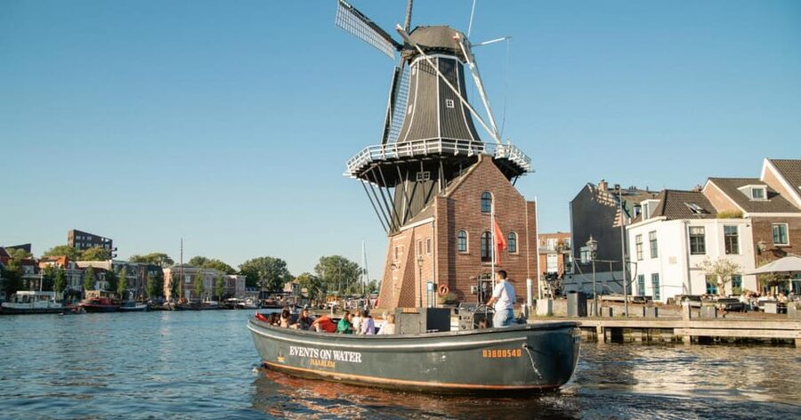 Haarlem: Sightseeing Boat Tour with Snacks and Drinks - Timing and weather: the calm way to handle it