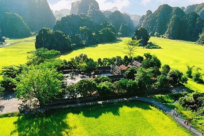 Hoa Lu Tam Coc Full-Day DELUXE Tour Including BUFFET LUNCH & River Boat Ride - Guide quality: when names like Duc and Loan show up, the day feels easier