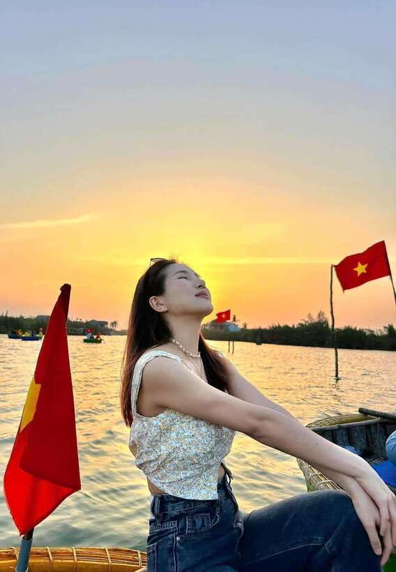 Hoi An: Coconut Basket Boat Ride by Hangcoconut - Getting on the boat: rowing lessons you can actually use
