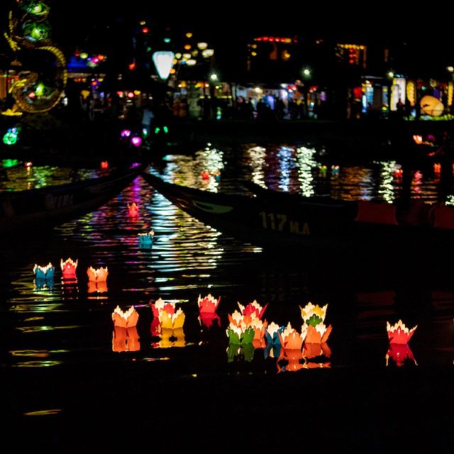 Hoi An : Hoai River Boat Trip by Night and Floating Lantern - Hoi An at night from the Thu Bồn/Hoai River: what this really delivers