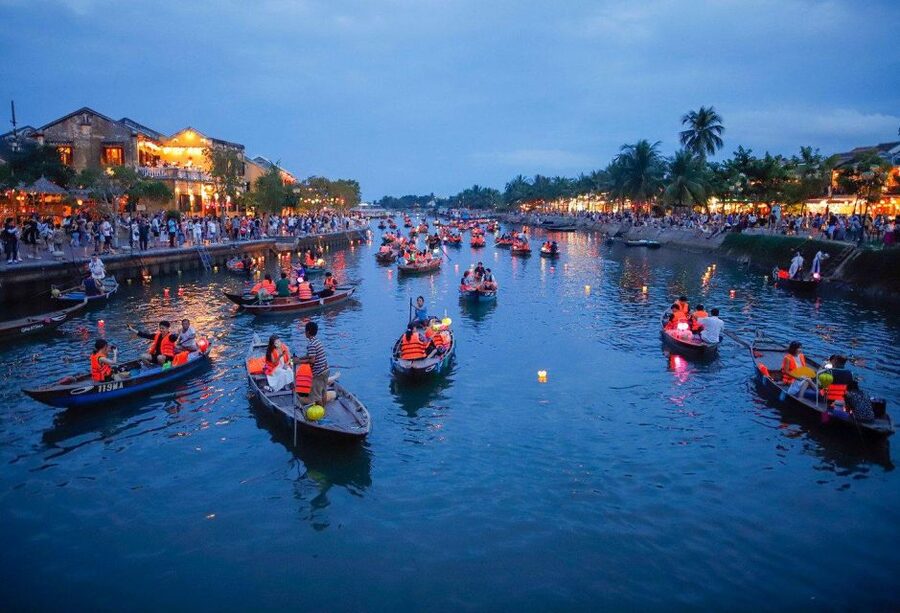 Hoi An : Hoai River Boat Trip by Night and Floating Lantern - Private wooden boat: your ride, your group, your rower