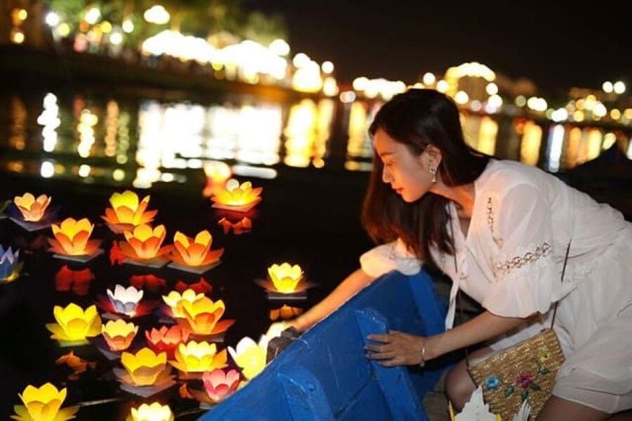 Hoi An : Hoai River Boat Trip by Night and Floating Lantern - Lantern release during the cruise: the moment you came for