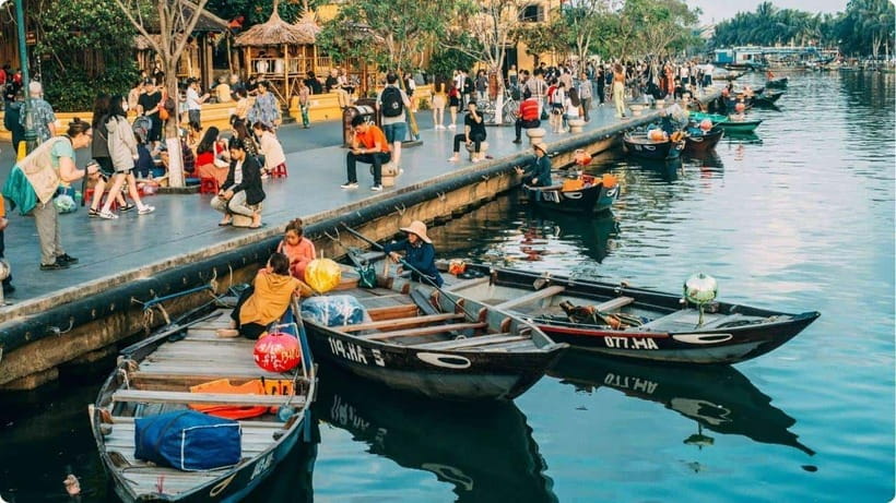 Hoi An: River Lantern Boat Experience with Free 5G eSIM - Why a Hoai River lantern ride hits different after dark
