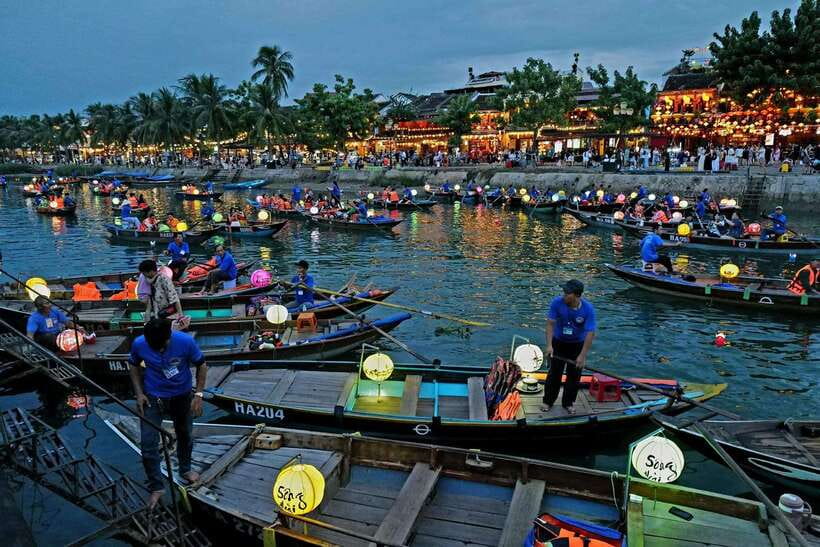 Hoi An: River Lantern Boat Experience with Free 5G eSIM - Before the boat: lanterns, a quick tea moment, and photo time