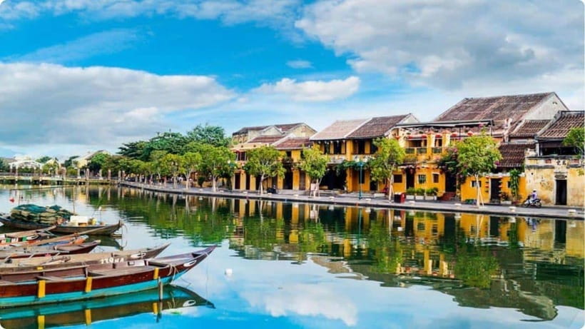 Hoi An: River Lantern Boat Experience with Free 5G eSIM - When the river is busy: how to keep the ride peaceful anyway