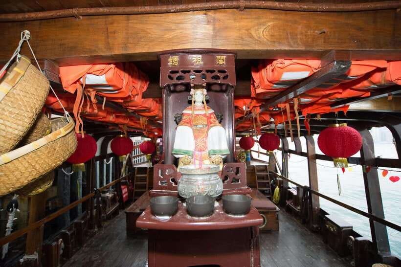 Hong Kong: Dukling, Antique Boat Tour in Victoria Harbour - Commentary Options: Live on Weekends, Audio on Weekdays