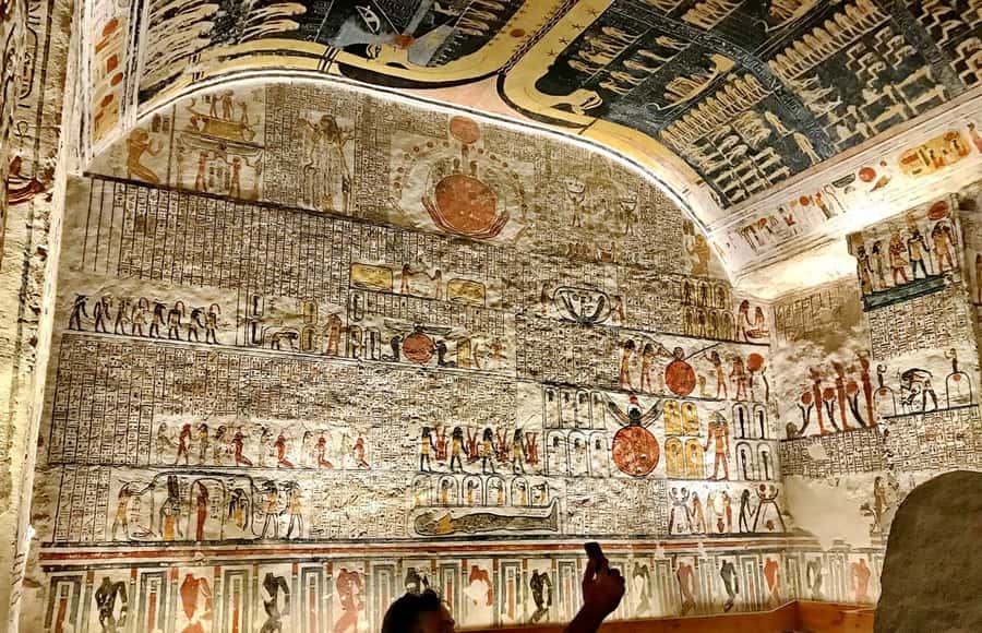 Hurghada: 2-Day Luxor Tour with Hotel, Balloon, & Boat Ride - Day 1 dinner and overnight: keeping your energy for the balloon morning