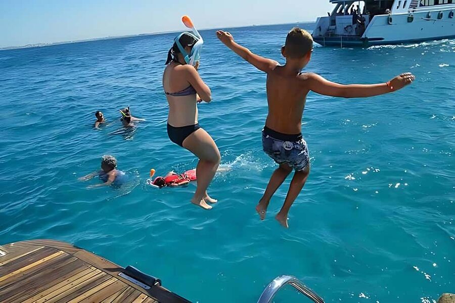 Hurghada: Dolphin Watching Boat Tour with Snorkeling & Lunch - Finding Dolphins Without Turning It Into a Hunt
