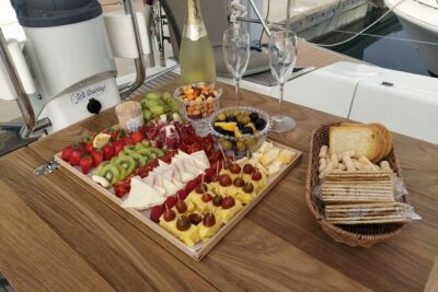 Ibiza sunset boat trip with appetizers and champagne, 6 guests - Meeting point: the old-mill pier check-in (and how you’ll find the group)