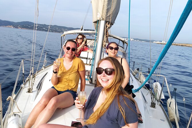 Ibiza sunset boat trip with appetizers and champagne, 6 guests - Sunset positioning near Cafe Mambo: how the view gets handled