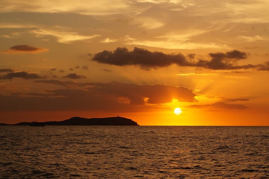 Ibiza: Sunset Boat Trip with Snorkeling, Kayaking, & Drinks - Key highlights worth planning for