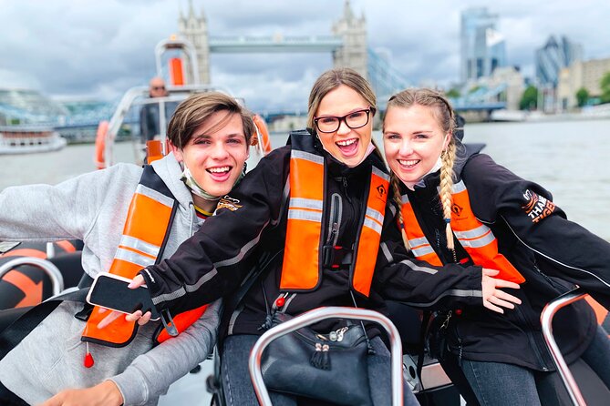 Iconic Sights of London: High-Speed Boat Trip - Canary Wharf at Speed: When London Looks Like a Future City