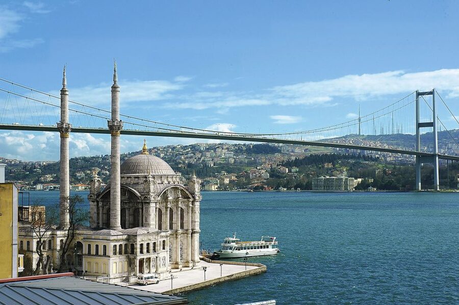 Istanbul: Bosphorus Sightseeing Boat Tour with Guide - Who should book this Bosphorus sightseeing boat tour?