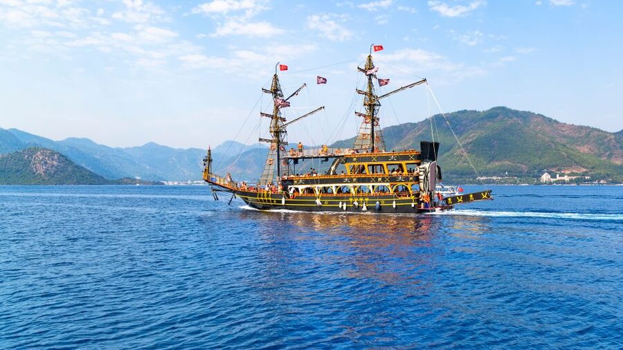 Kemer Full-Day Pirate Boat Trip with Lunch - Lunch onboard: what to expect from the BBQ-style meal