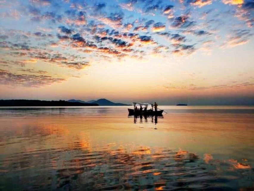 Ko Lanta: Sunrise Gondola Boat Ride with Breakfast - Wildlife Highlights: Monkeys, Birds, and the Waterline Crew