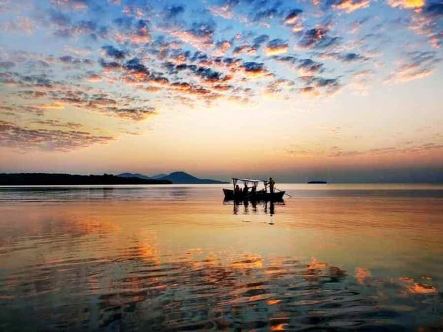 Ko Lanta: Sunrise Gondola Boat Ride with Breakfast - Sunrise Moment: When the Bay Turns On