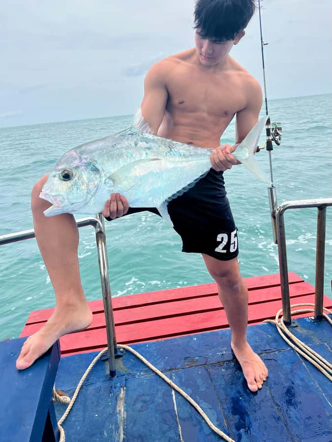 Koh Samui: Mr.Ung's Private Fishing/Boat Trip/Snorkeling/BBQ - The on-board BBQ lunch: fuel, fish cleanup, and food safety reality
