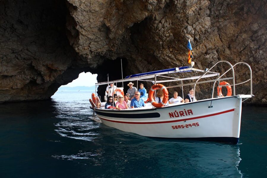 L'Estartit: Boat Trip to the Medes Islands and the NP Caves - The Nuria fishing boat: the ride feels personal