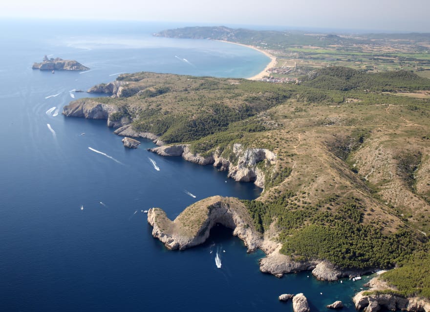 L'Estartit: Boat Trip to the Medes Islands and the NP Caves - Cruising caves and coves: the ship does the work