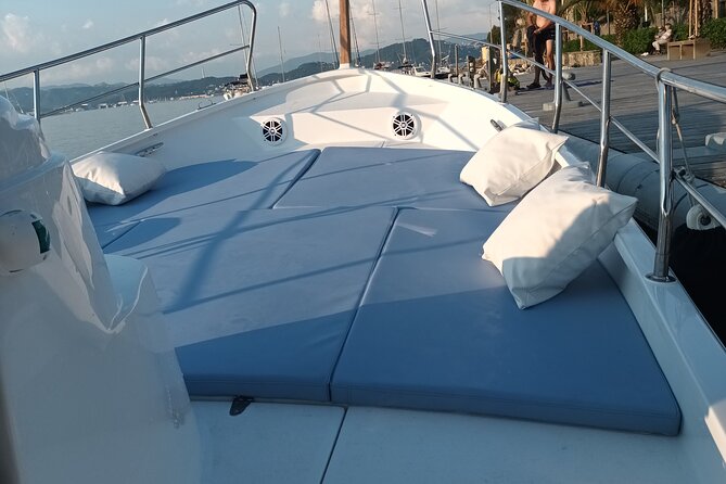 La Spezia : Cinque Terre boat tour day or sunset with aperitif - Monterosso al Mare for Lunch, Swimming, and the Giant Statue