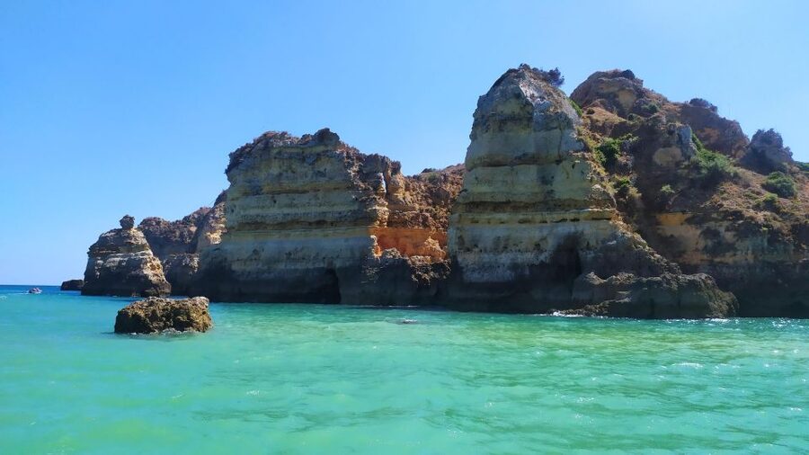Lagos: Boat Trip to Grottos of Ponta da Piedade and Caves - Where to check in on Avenida dos Descobrimentos (and why 30 minutes matters)