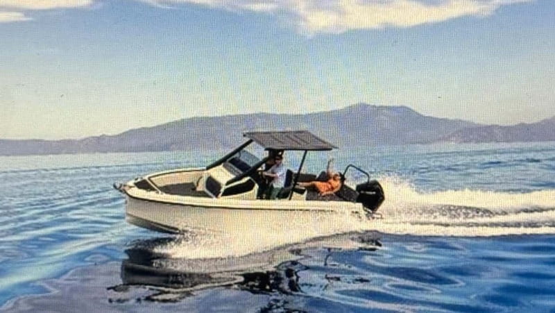 Lake Como Boat tour share- prosecco and winter cover - A 1-Hour Lake Como Boat Tour That Doesn’t Waste Your Time