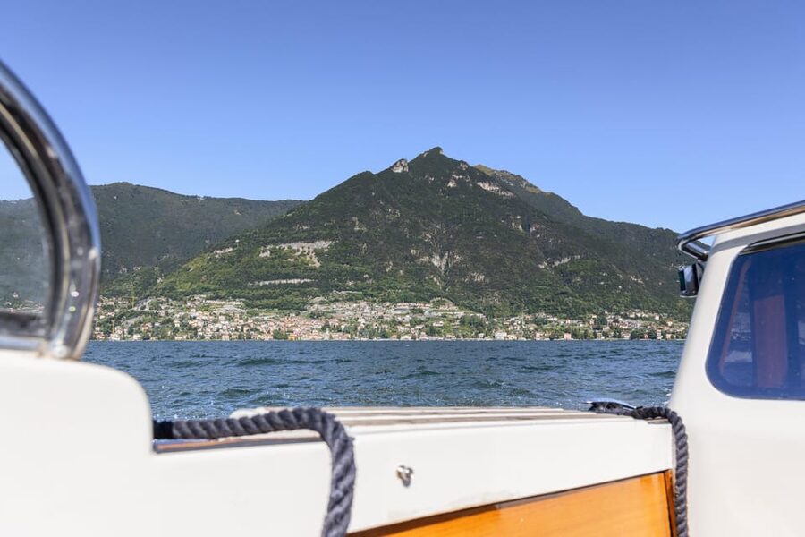 Lake Como: Exclusive Boat Tour - Boat comfort and photo strategy for a short cruise