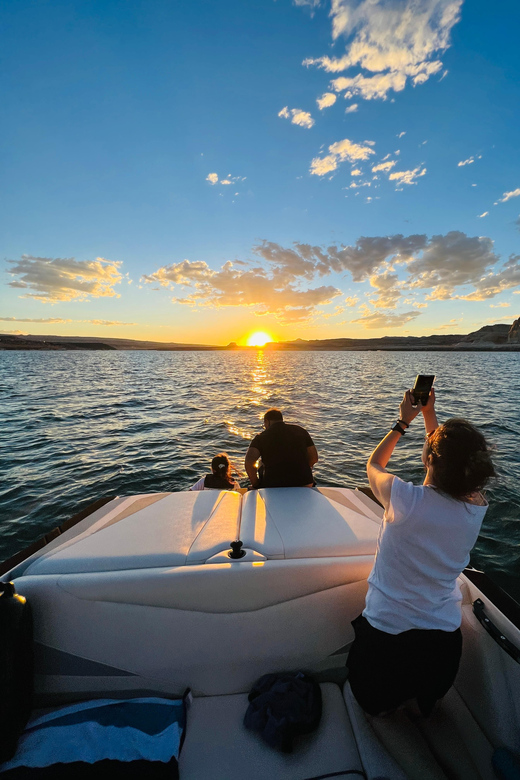 Lake Powell: Antelope Canyon 2-Hour Photo Boat Tour - The Wahweap return: a guided wrap-up with bay views