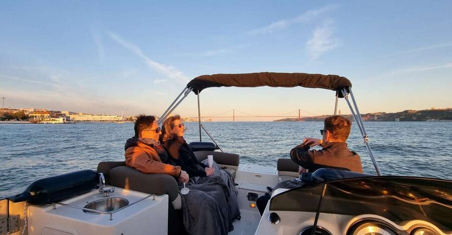 Lisbon: Boat Tour with Champagne - The Big River Views: 25 de Abril, Cristo Rei, and the South Bank