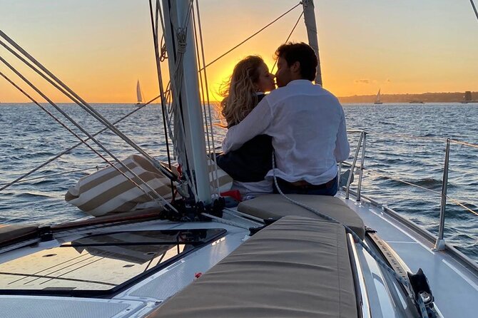Lisbon Private Luxury Boat Tour with Welcome Drink - Alfama: the oldest Lisbon neighborhood from the river