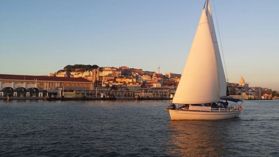 Lisbon: Sailing Boat Tour with Drinks & Pastel de Nata - Sunset departures: that shimmering-gold payoff (and why timing matters)