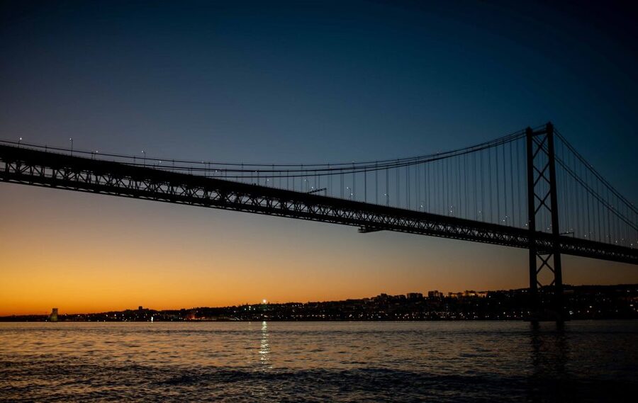 Lisbon: Scenic Day & Sunset Boat Tour with a Drink - The solidarity twist: Educar à Vela makes the sail mean more